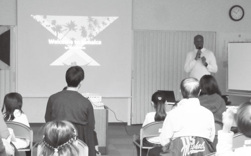 ハリスさんが、ジャマイカの文化について話している風景