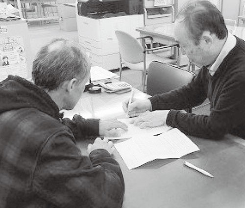 職員が手続きをお手伝いする風景