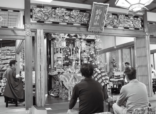 「鈎陣山」の額が掲げられた永正寺本堂