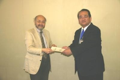 新川座長（左）から報告書を受け取る野村市長（右）