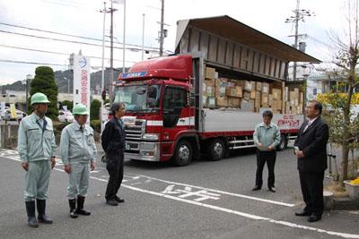 救援物資搬出の出動式の写真