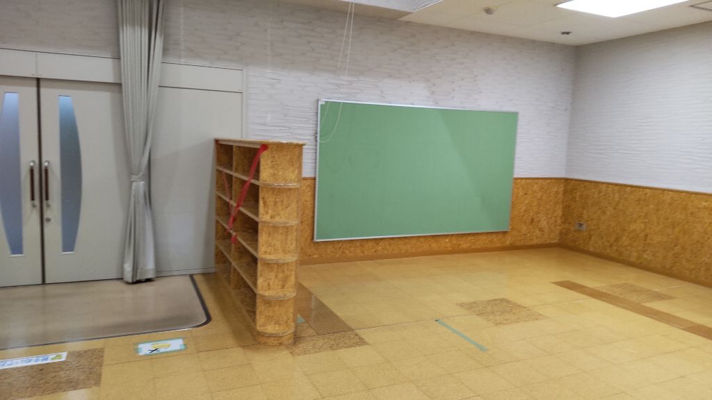 集団健診室内壁面1