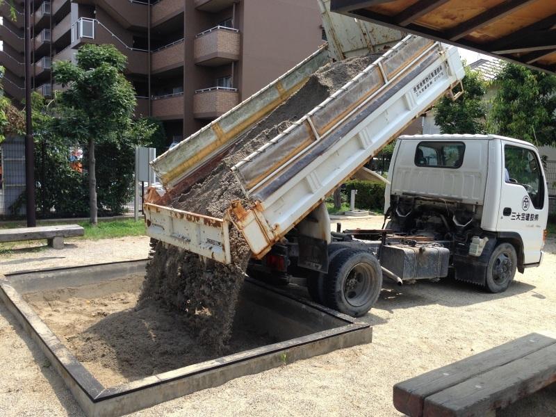 砂場へ土砂を搬入している様子の写真