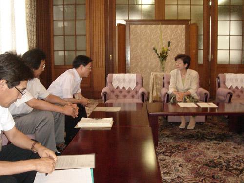 栗東市長から県知事へ要望書を提出する様子の写真
