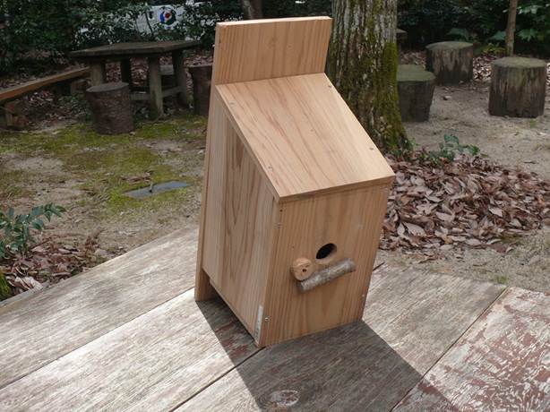 木材で作った巣箱です