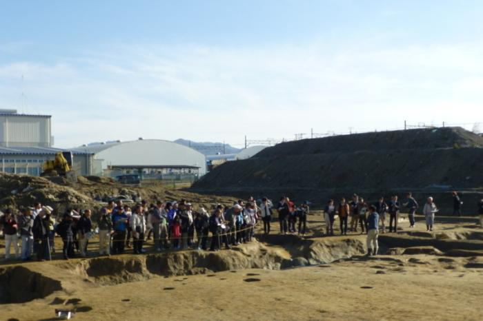栗東市下鈎遺跡現地説明会で出土遺物を見学している写真