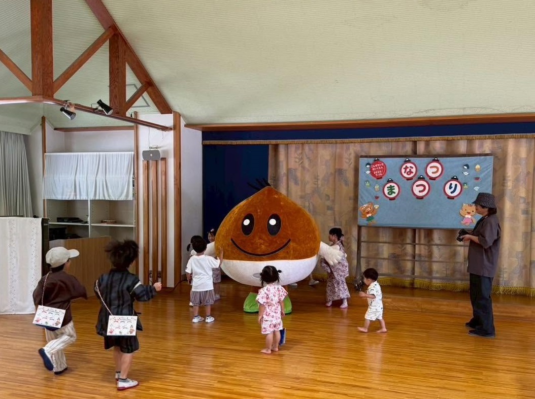 子どもたちに囲まれるくりちゃん