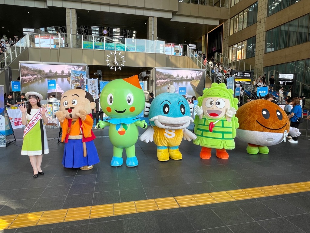 大阪駅でくりちゃんたちがPR