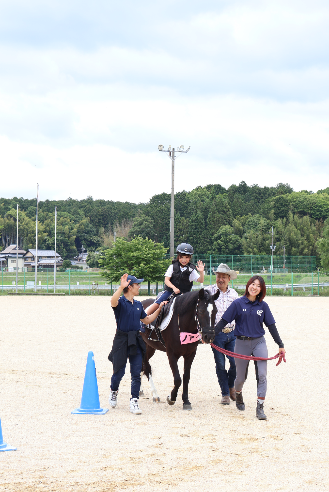 児童が乗馬体験をする様子
