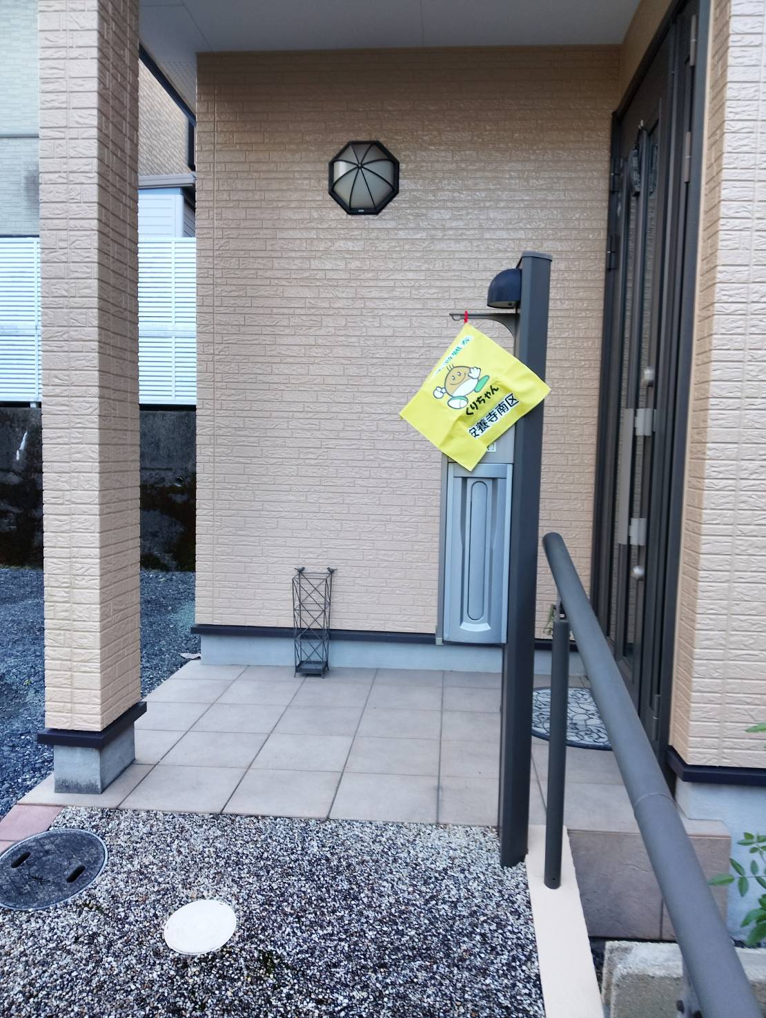 黄色いハンカチが玄関に掲げられている様子1