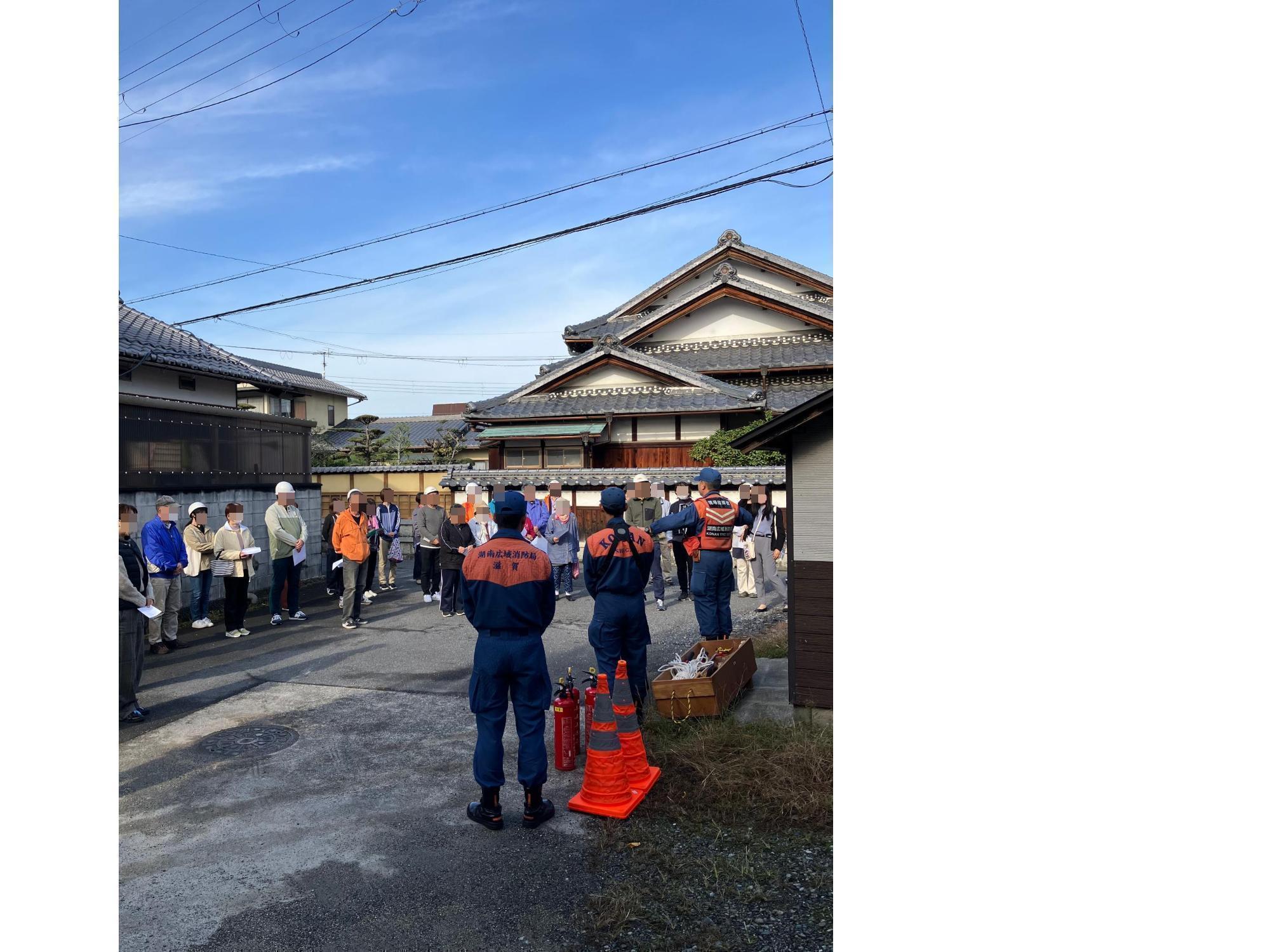 防災訓練の説明をしている様子