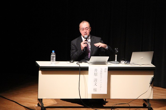 気象防災アドバイザーの井原さんが演説する様子