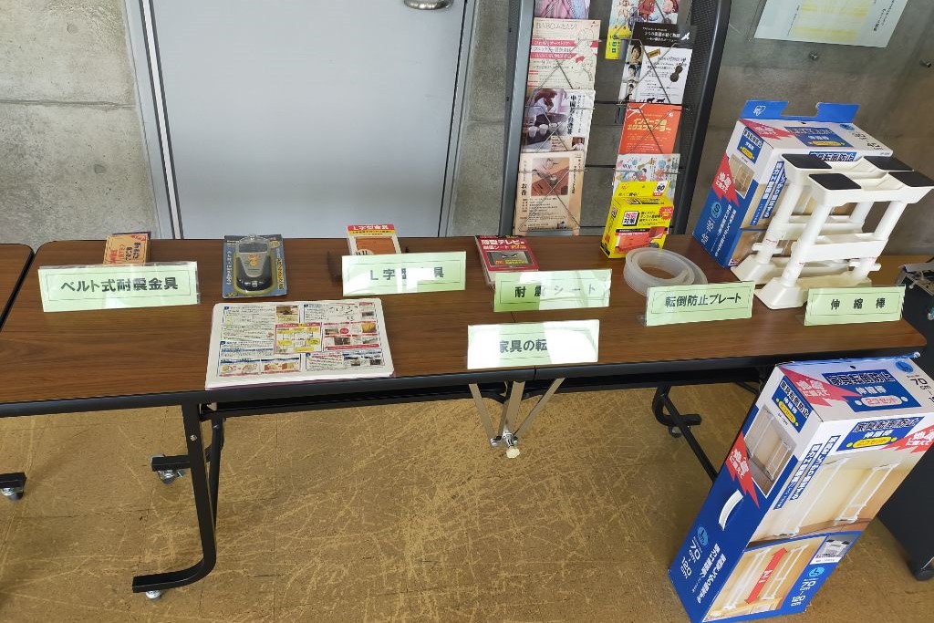 ロビー展示の様子(資料と映像の展示)1