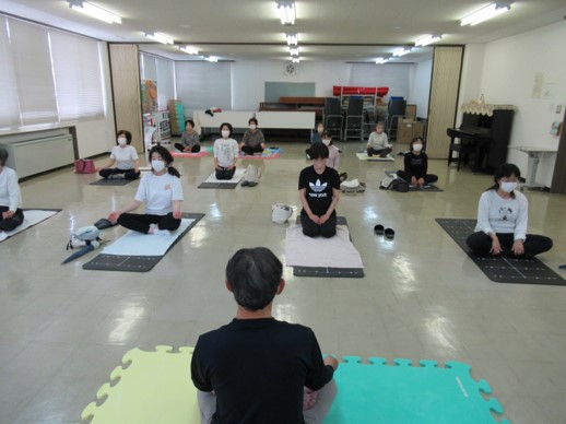 ゆっくり呼吸を整える参加者のみなさん