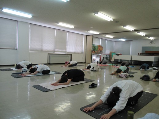 体を伸ばす参加者の皆さん