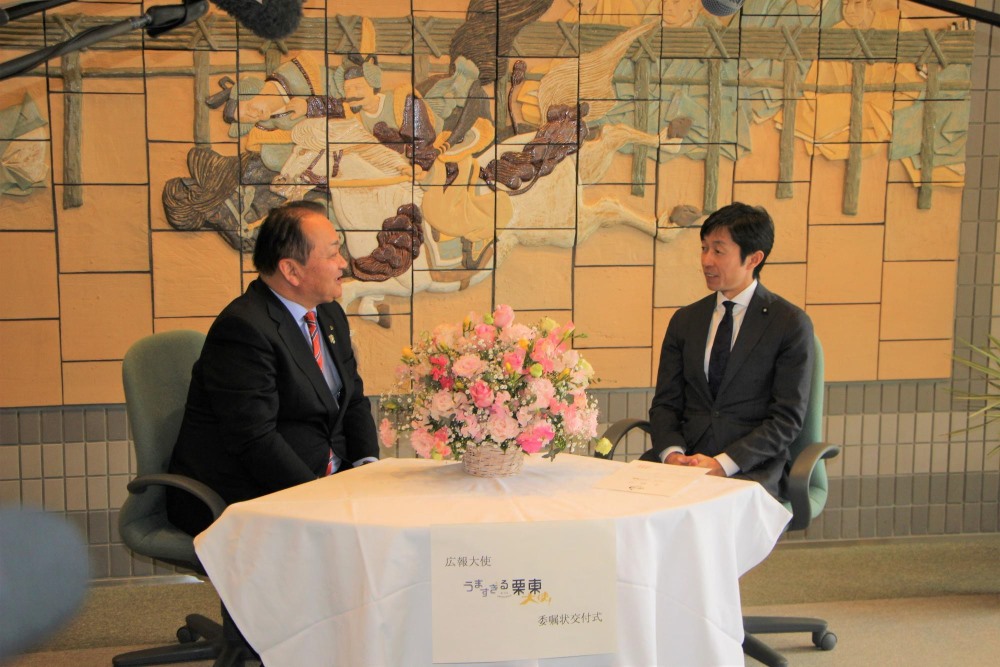 栗東トレセンの競馬会館で委嘱状を受け取る武豊騎手