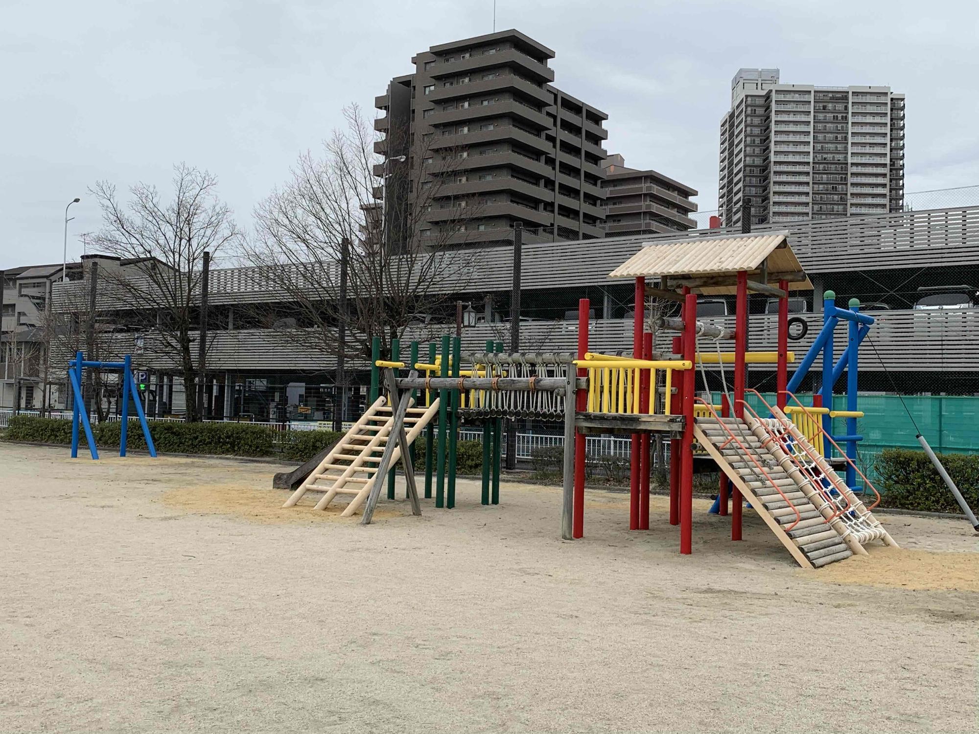 新しくなった大宝小学校の大型遊具2