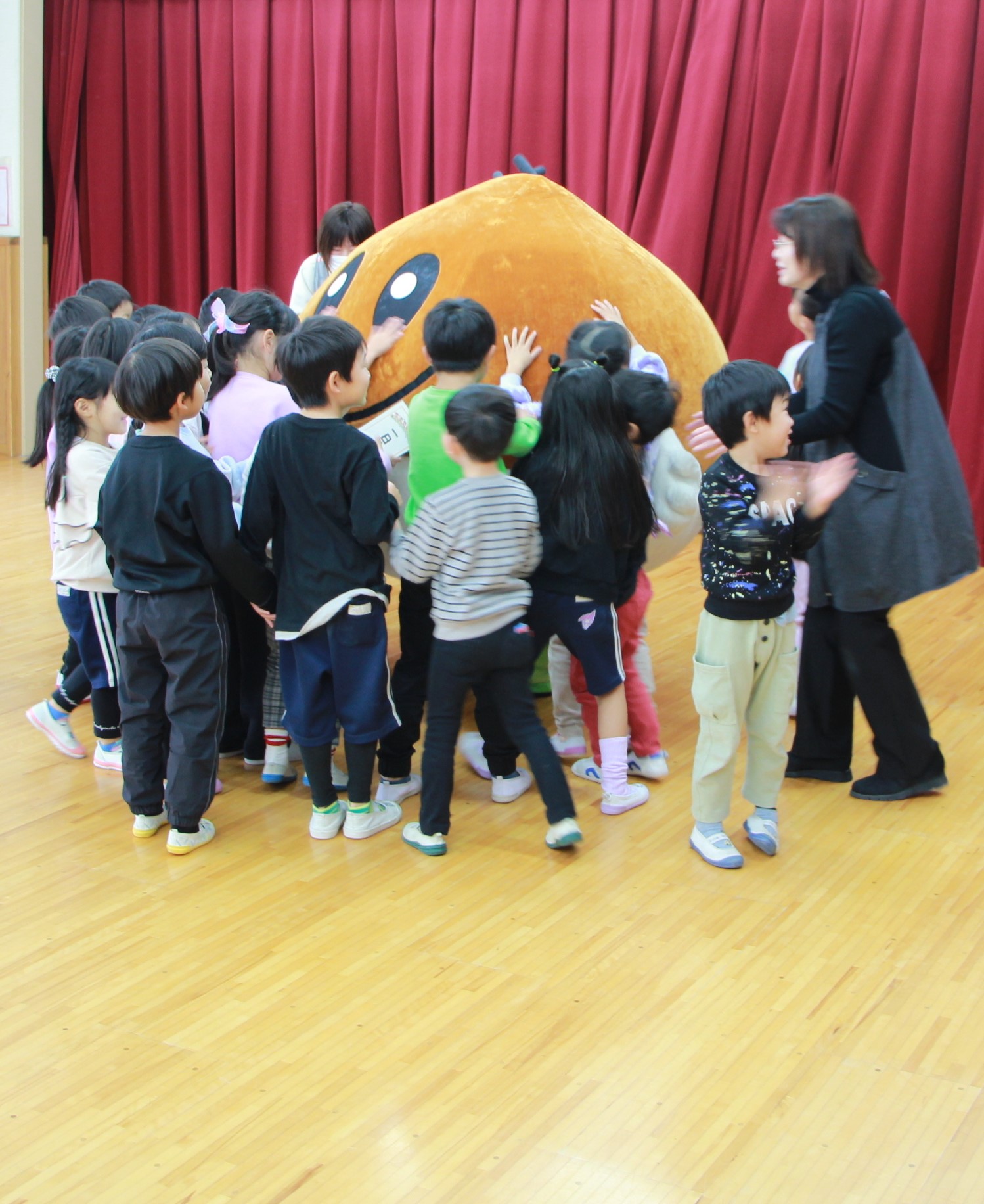 こどもたちとくりちゃん