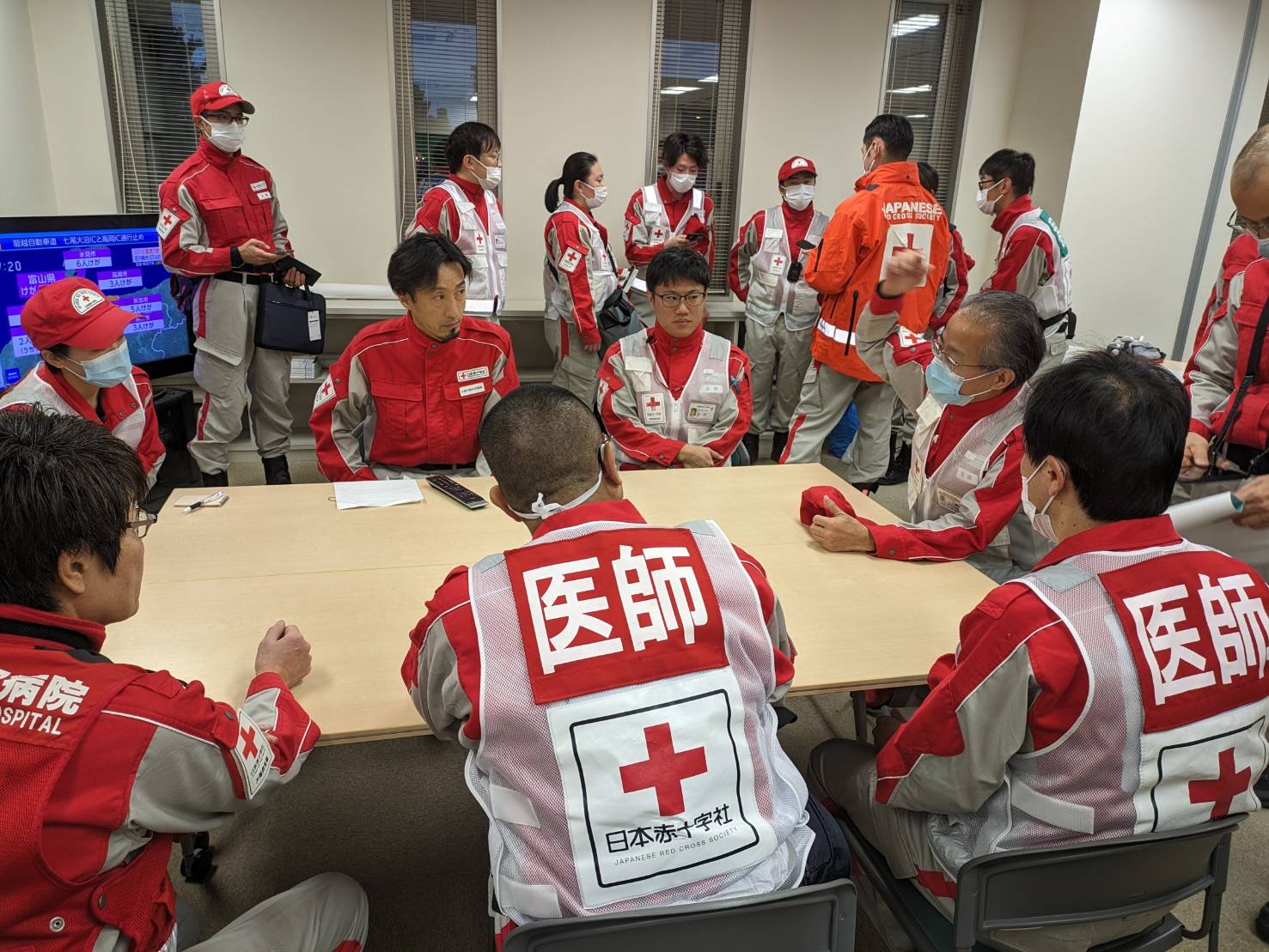 日赤石川県支部でブリーフィングを受ける救護班