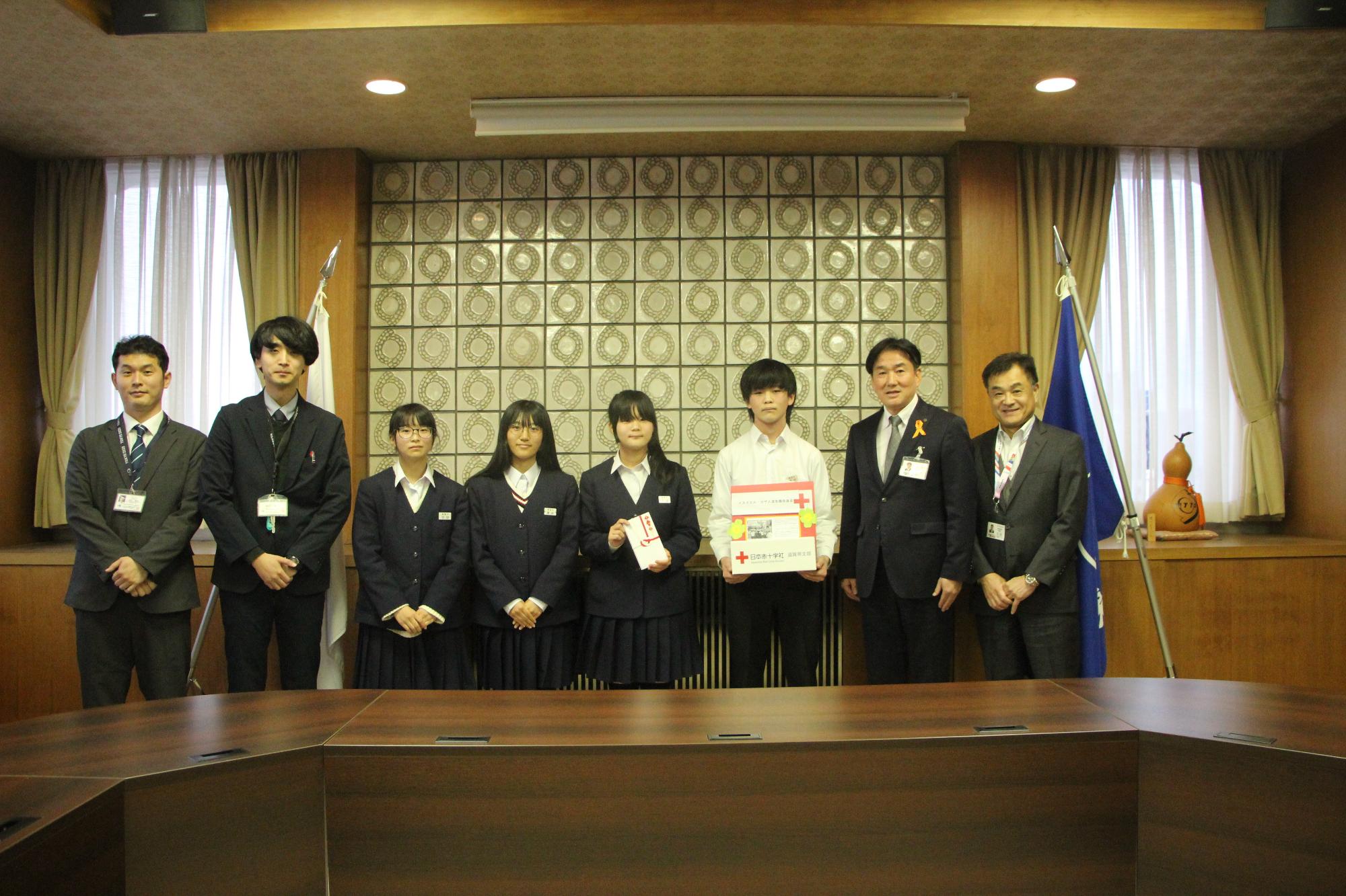 記念写真（左から栗東中学校の皆さま、竹村市長、安土教育長）