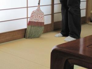 ホウキで掃除