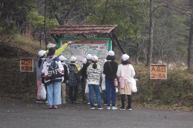 「森林散策の全体地図看板」で散策コースを選んでいる子どもたち