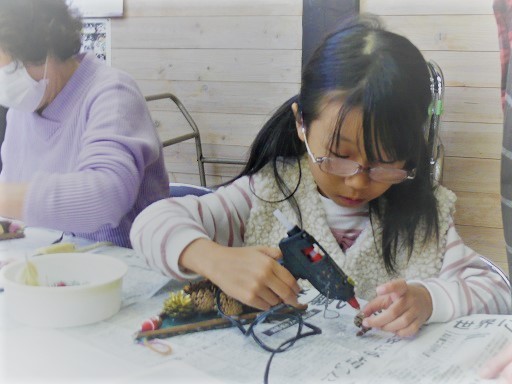 Xmasケーキを作っています。ケガしないでね！