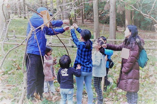 冬の森を仲良く散策しています