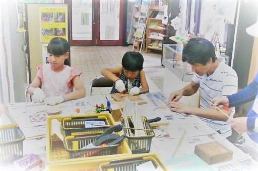 小刀で竹を削って羽を作ります