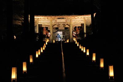 美しく照らし出された金勝寺の仁王門の写真