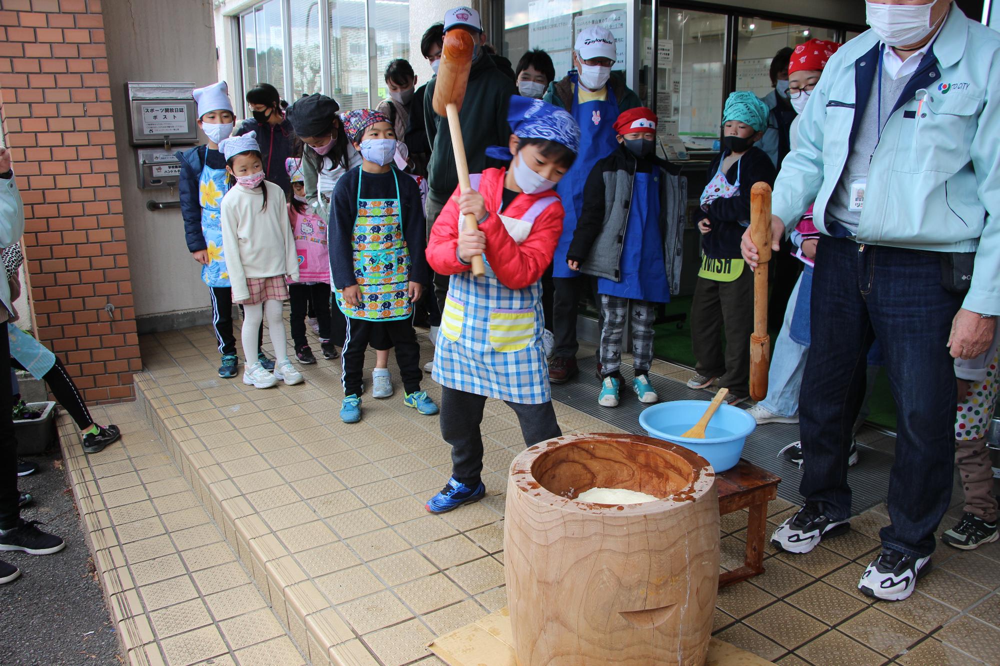 餅つき男の子