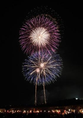 野洲川の夜空を彩る打ち上げ花火の写真