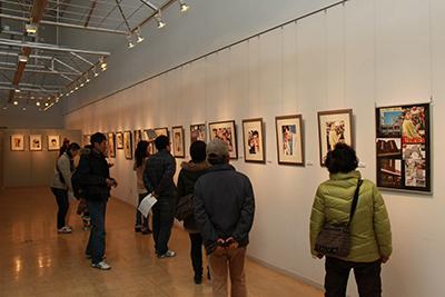 森田まさのりさんの漫画作品原画を観覧する来場者の写真
