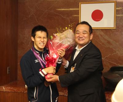 野村市長から花束を受け取る木村選手の写真