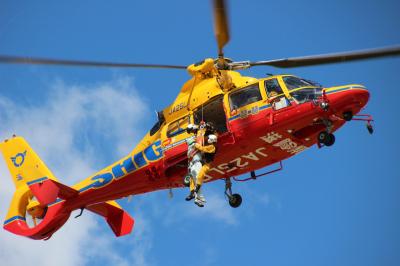 防災ヘリコプターによる空からの救助訓練の写真