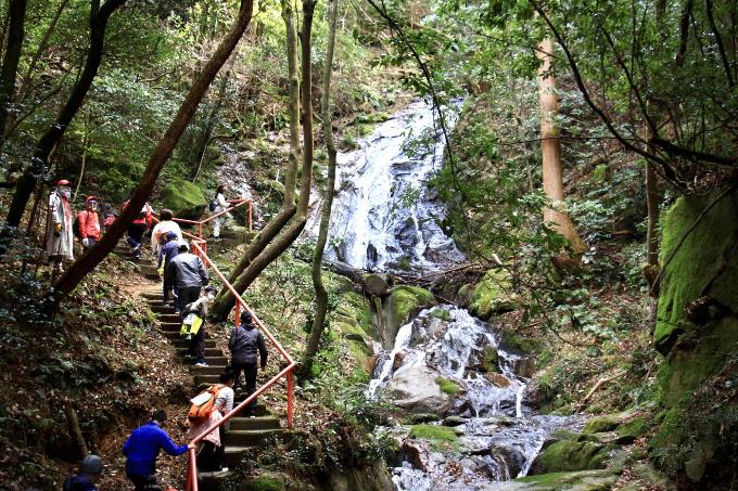 滝を見ながら登山を楽しむ参加者たる