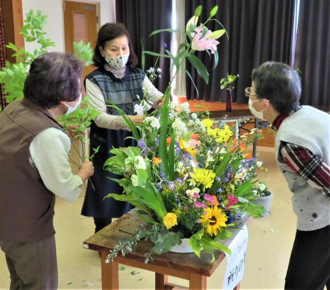 講師の指導のもと花を生ける