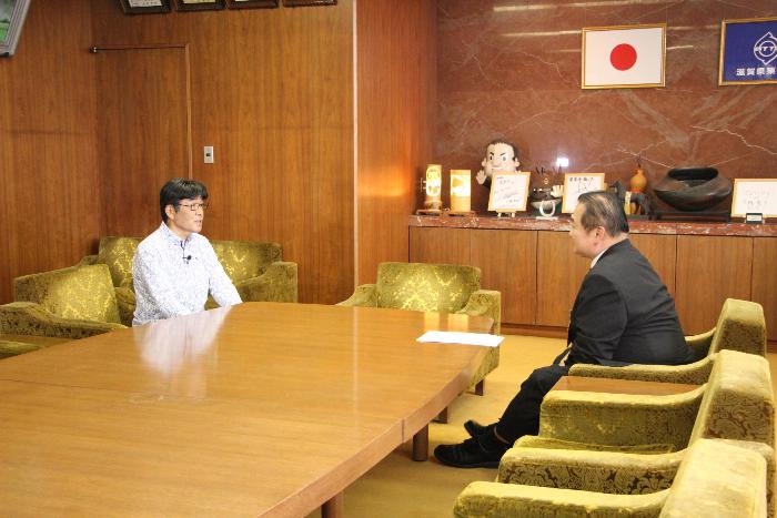 撮影開始前の原田伸郎さんと市長の様子