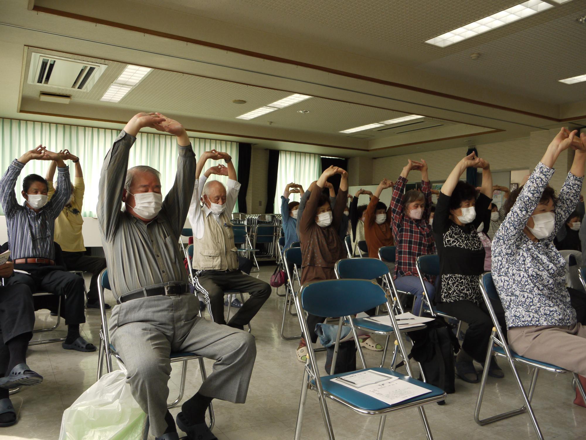 はつらつ100歳大学腕上げ