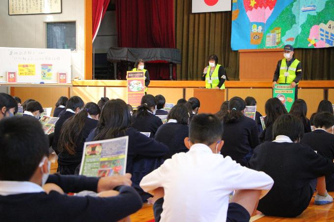 職員による薬物についての説明を聞く葉山東小学校の児童ら