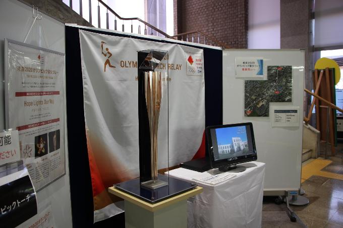 市役所で展示されたオリンピックトーチの展示風景。聖火リレーのルートの映像なども流れた。