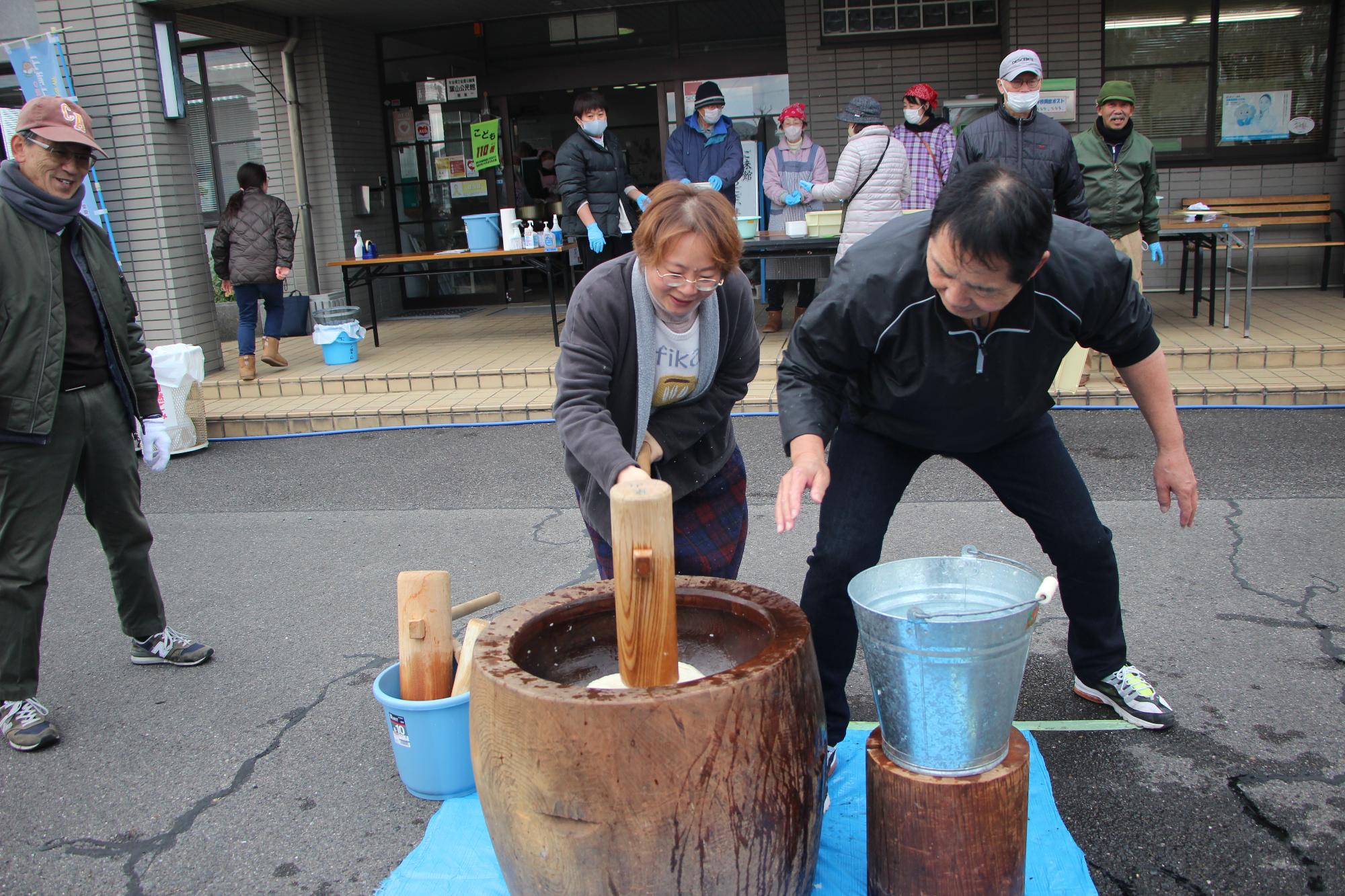 餅をついている参加者