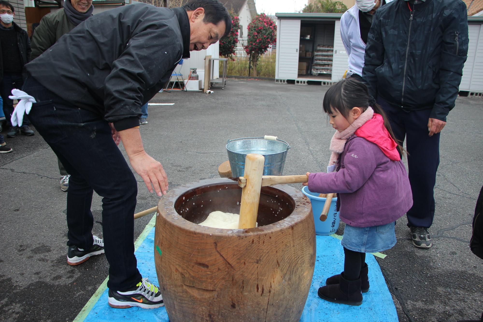 餅をつく子ども