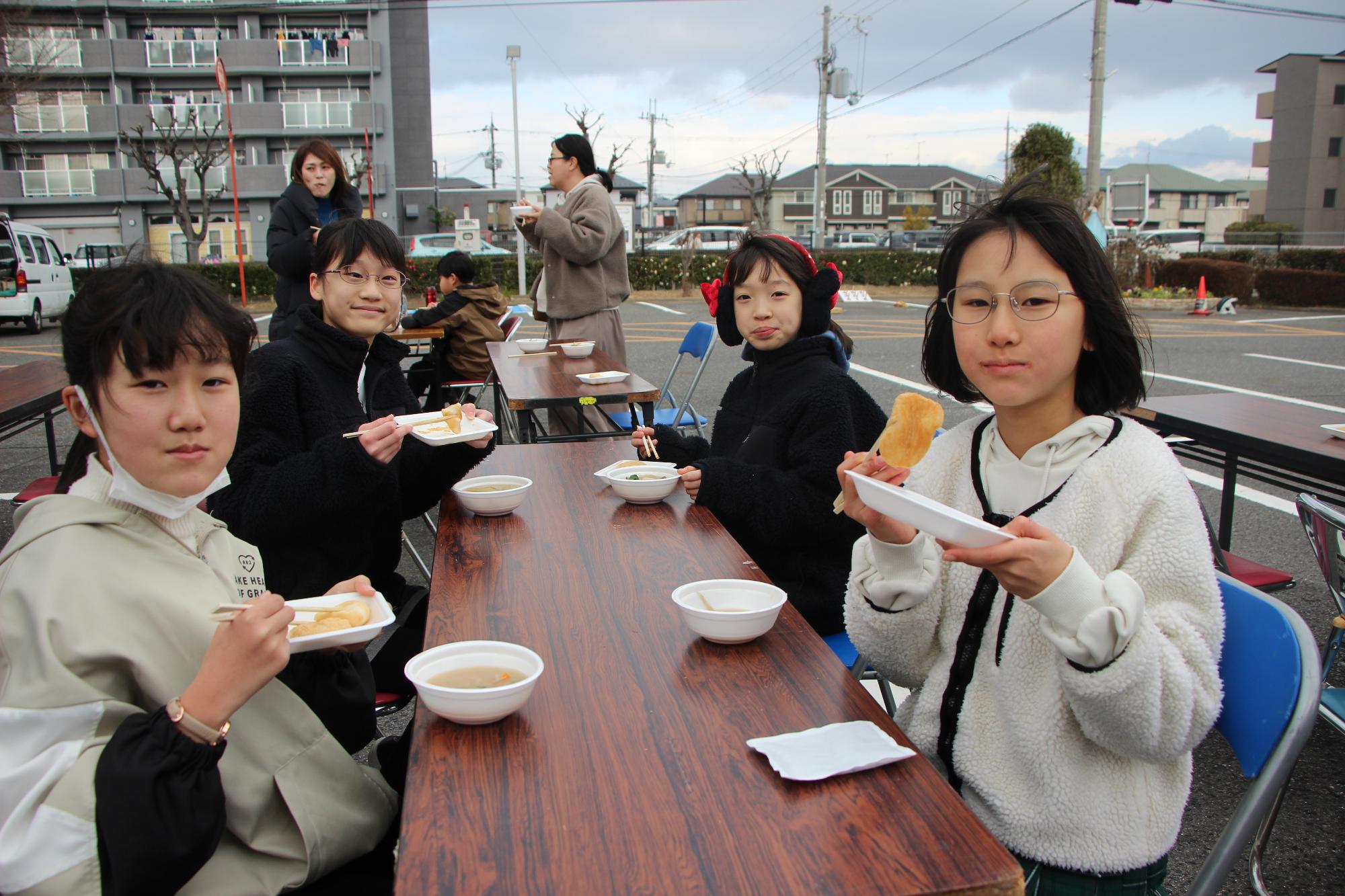 餅を食べる子どもたち