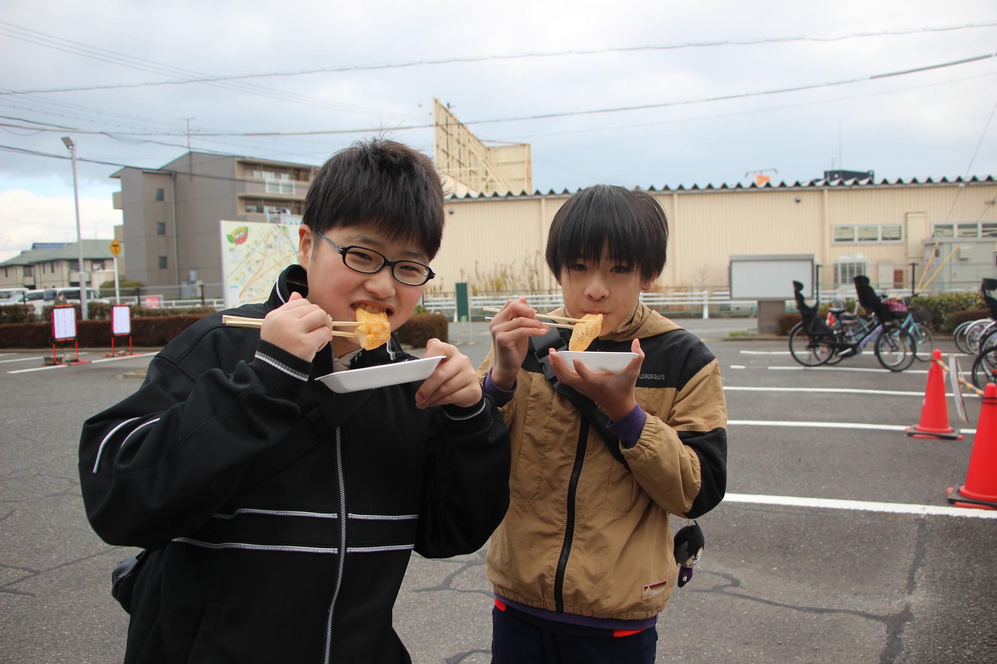 餅を食べる子ども