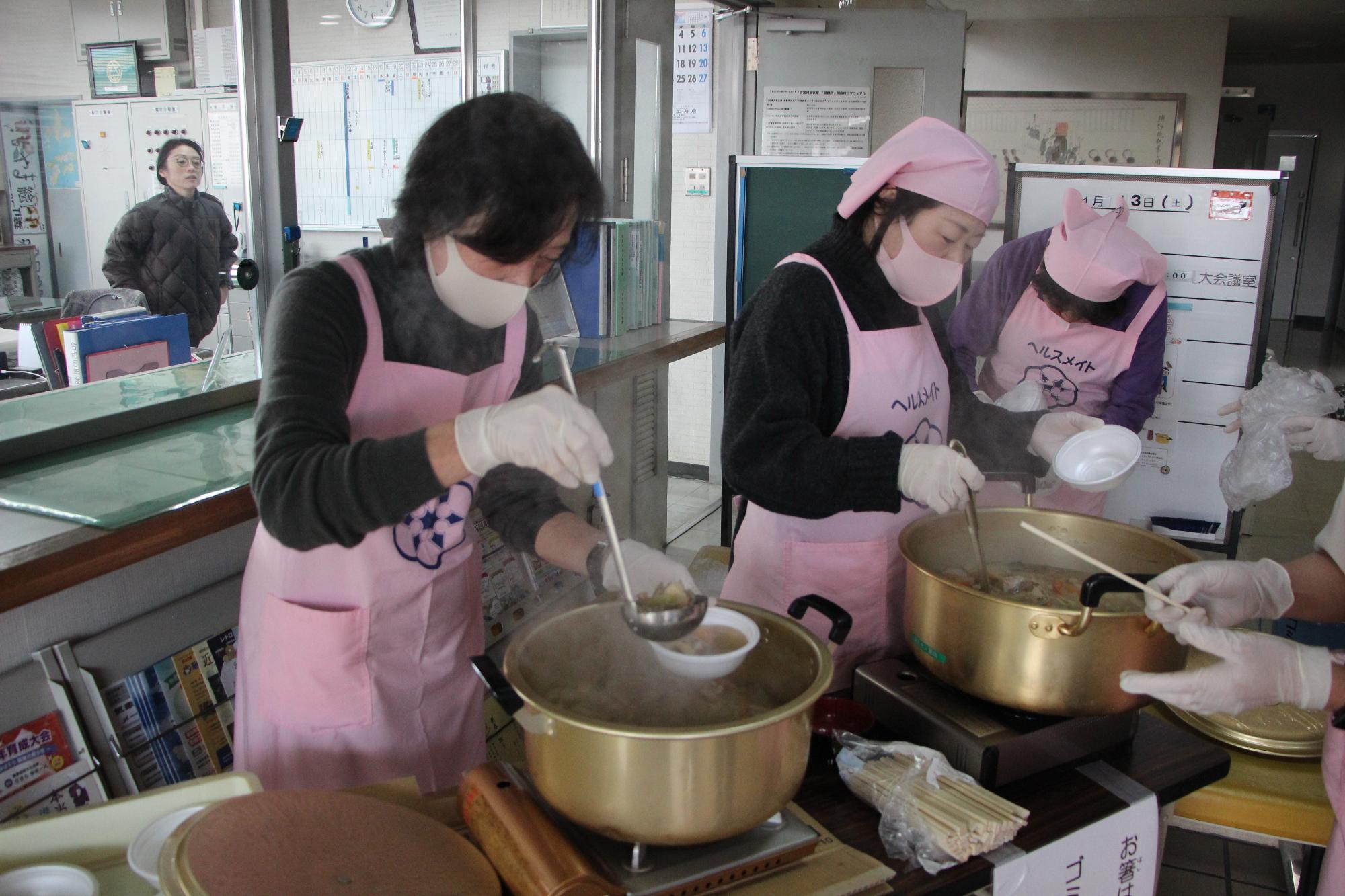 豚汁を作る健康推進員さん