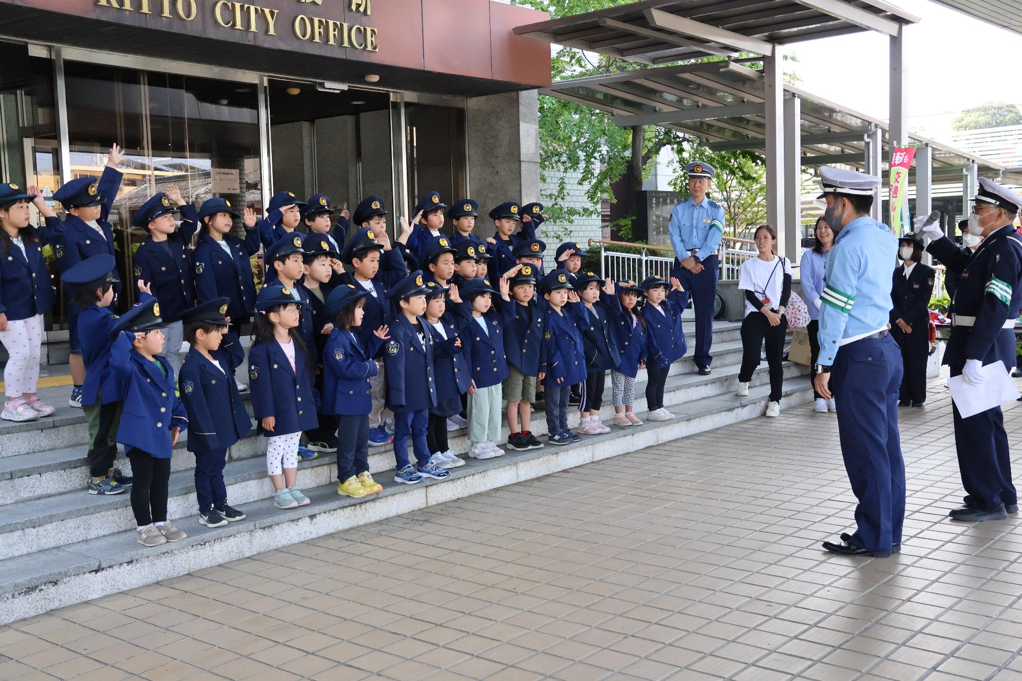 幼児園児たちが整列する様子