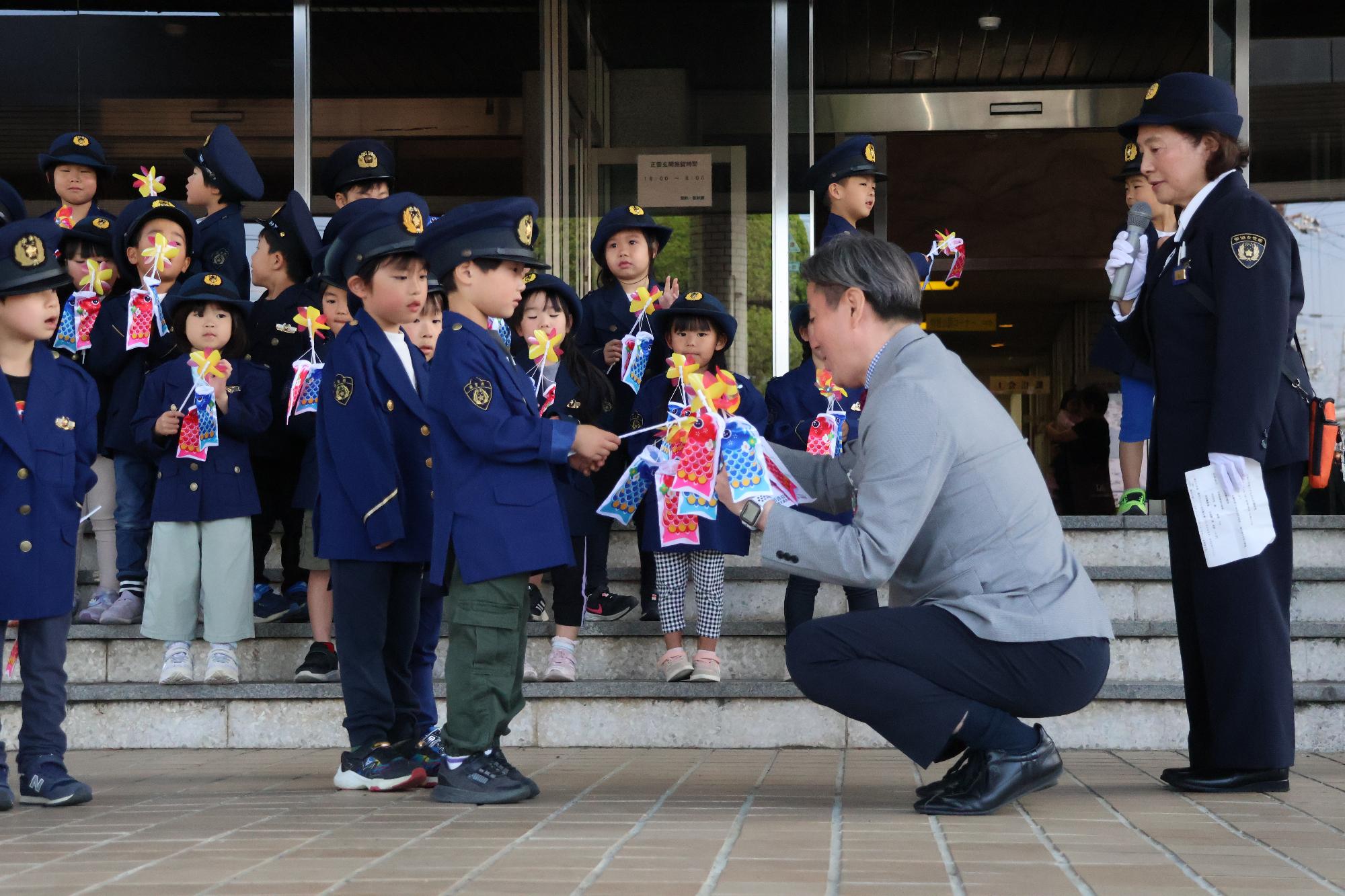 幼児園児から市長へミニこいのぼりが手渡される様子