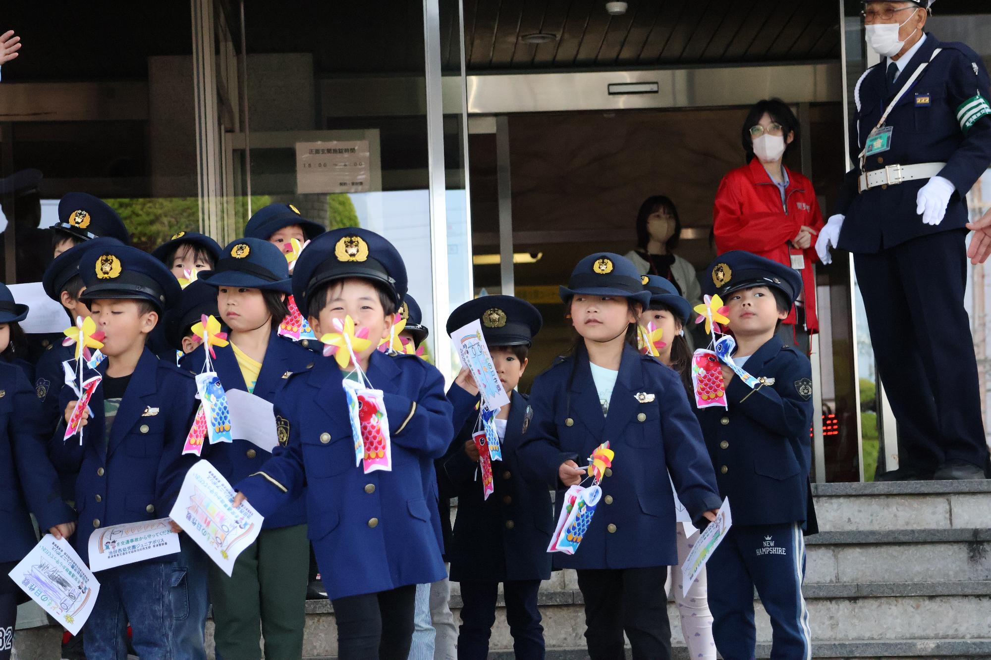 幼児園児たちが笑顔で並んで歩く様子