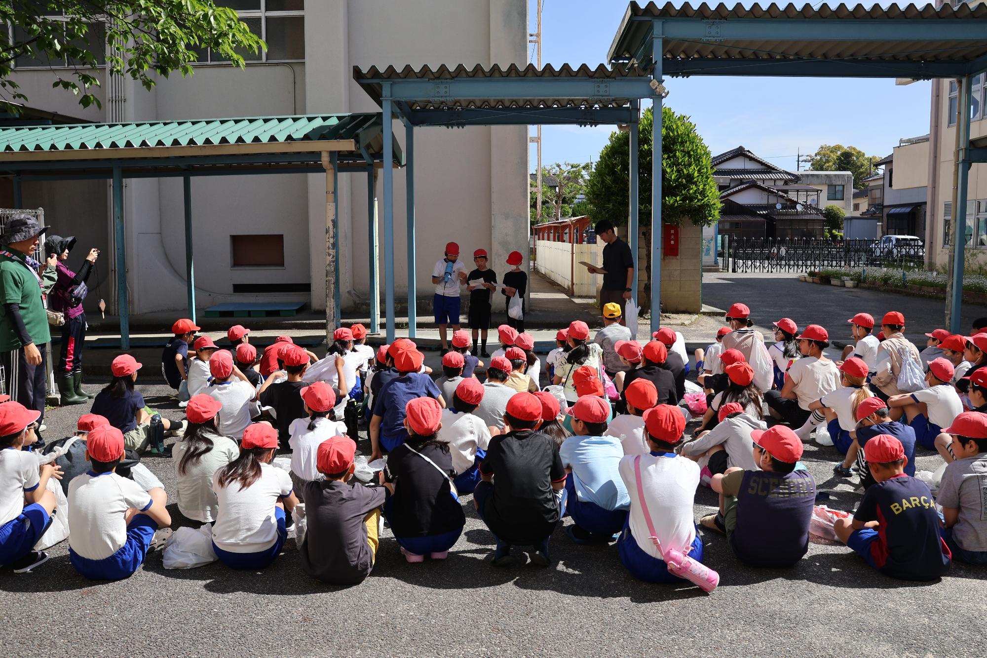 実行委員の生徒が代表して挨拶をする様子